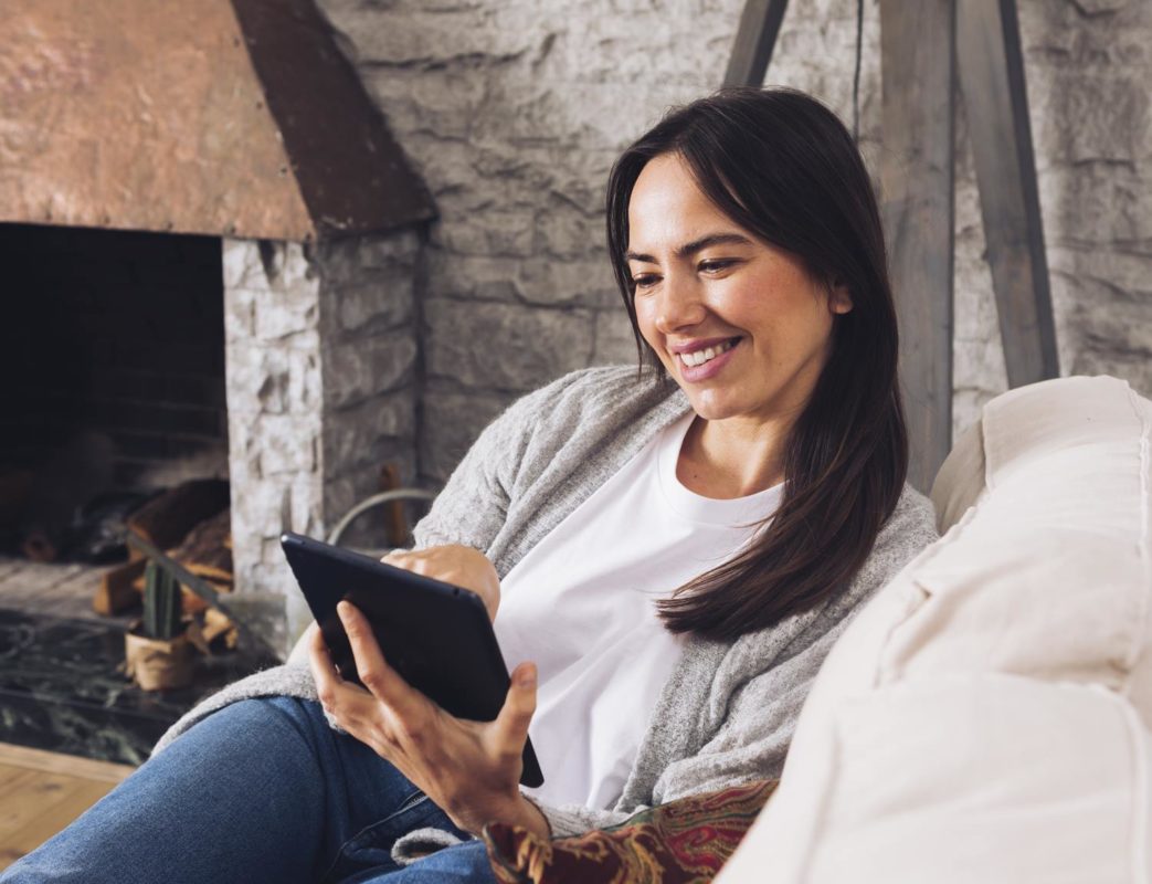 mujer leyendo ebook